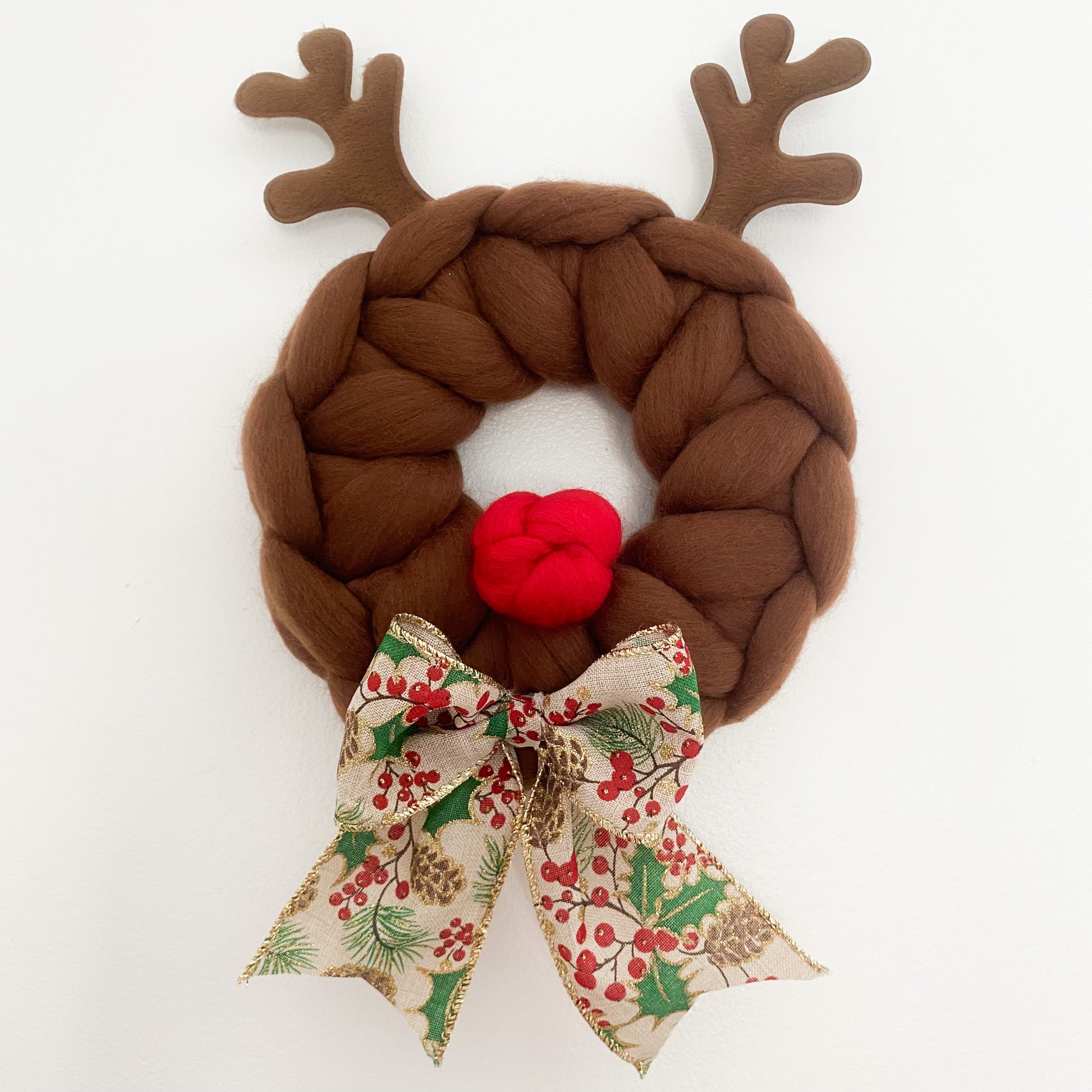 Reindeer Wreath - No Needles Needed Chunky Knits
